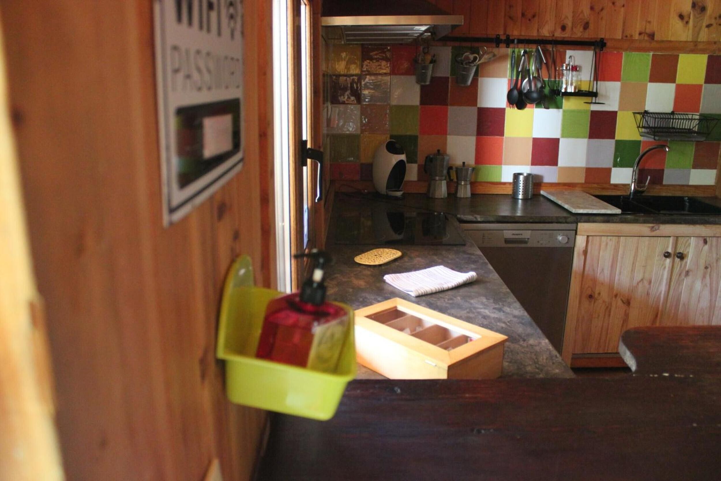 Frigorífico, microondas, placa de cocina y lavavajillas