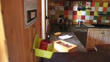 Frigorífico, microondas, placa de cocina y lavavajillas