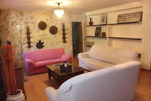 TV, fireplace - Casa Rural 'Las Tejeruelas' with Mountain Views, Private Pool and Wi-Fi (Navacepedilla de Corneja)