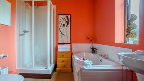 Ein Badezimmer mit Dusche, Toilette, Badewanne und Waschbecken.