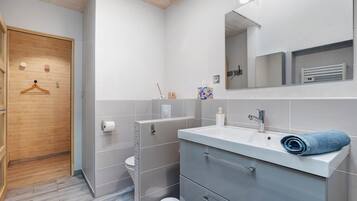 Douche, sèche-cheveux, serviettes fournies
