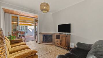 TV, fireplace, stereo