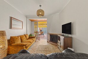 Televisión, chimenea y estéreo 