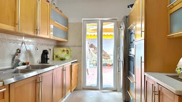 Réfrigérateur, four à micro-ondes, un four, surface de cuisson