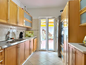 Fridge, microwave, oven, stovetop - Azeitão Town House with Private Terrace, Wi-Fi, and Air Conditioning (São Lourenço)