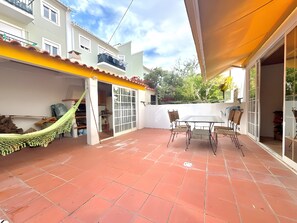 Outdoor dining - Azeitão Town House with Private Terrace, Wi-Fi, and Air Conditioning (São Lourenço)