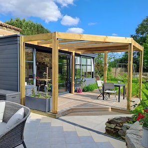 Outdoor dining - Family Suite La Vendéenne – The Vendée Cocoon (Saint-André-Goule-d'Oie)