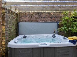 Outdoor spa tub - 5 Bed in Melrose (oc-79418) (Melrose)