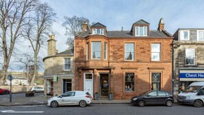 A corner building with a shop on the ground floor and a restaurant on the second floor. - 5 Bed in Melrose (oc-79418) (Melrose)
