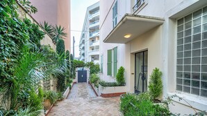 A narrow alleyway with a tiled pathway, surrounded by greenery and buildings with balconies. - Spacious and Bright, Near Train Station and Palais des Festivals - BENAKEY (Cannes)