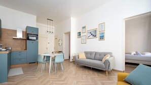 A modern apartment with a kitchen, dining area, and living room. - Spacious and Bright, Near Train Station and Palais des Festivals - BENAKEY (Cannes)