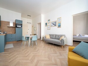 TV - Spacious and Bright, Near Train Station and Palais des Festivals - BENAKEY (Cannes)