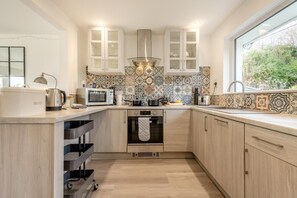 Oven, dishwasher, cookware/dishes/utensils - 2 Bed in Wareham (oc-79228) (West Lulworth)