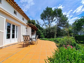 Outdoor dining - House, Green setting, Large garden, AC - Private Pool - Terrace - BENAKEY (Opio)
