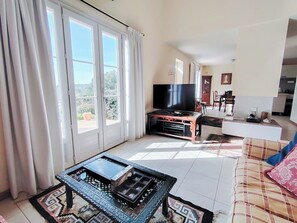 TV, fireplace - House, Green setting, Large garden, AC - Private Pool - Terrace - BENAKEY (Opio)