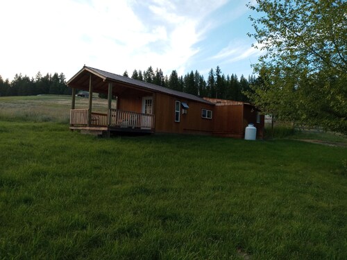 Peaceful 1-bedroom cottage with AC in charming Colville