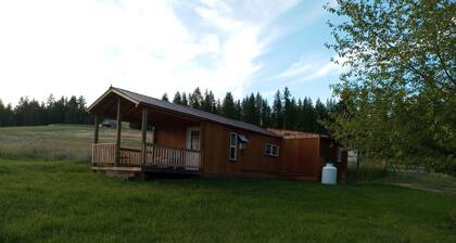 Peaceful 1-bedroom cottage with AC in charming Colville