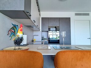 Wasserkocher mit Kaffee-/Teezubehör, Kühlschrank, Mikrowelle, Ofen