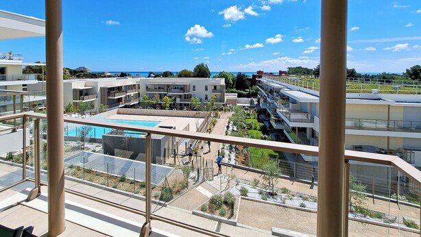 A modern building with a pool, balconies, and a clear view of the sky. - 2B Near Vaugrenier, AC, terrace, sea view, swimming pool, parking- BENAKEY (Villeneuve-Loubet)