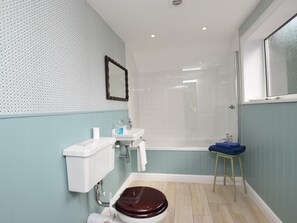 A bathroom with a toilet, sink, and shower. - 8 Bed in Rugeley (oc-79321) (Abbots Bromley)
