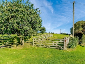 A rural landscape with a wooden gate, trees, and a clear sky. - 2 Bed in Huby (oc-79166) (Weeton)