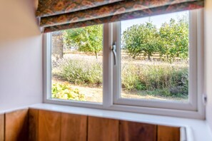 A window with a view of a garden, a wooden bench, and a door. - 2 Bed in Huby (oc-79166) (Weeton)