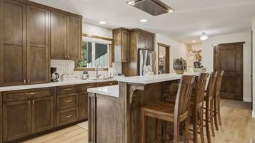 Coffee/tea maker, fridge, microwave, oven