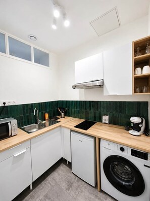 Fridge, microwave, coffee/tea maker, cookware/dishes/utensils - L'escapade tropicale (Reims)