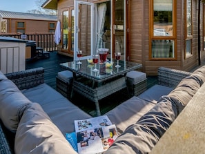 Outdoor dining - 2 Bed in Bridlington (oc-79429) (Sewerby)
