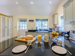 Oven, dishwasher, cookware/dishes/utensils - 1 Bed in Lewes (oc-79182) (Beddingham)