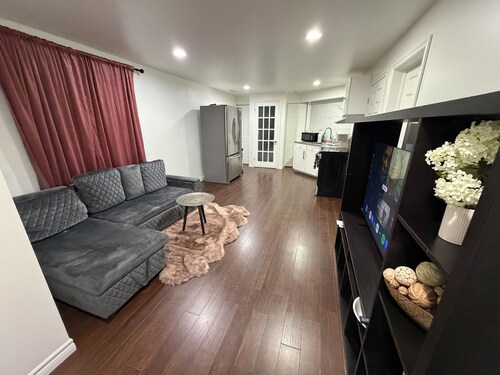 Cozy 2-Bedroom Basement Suite Near Battery Plant - East Windsor