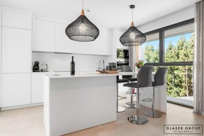 Wasserkocher mit Kaffee-/Teezubehör, Kühlschrank, Mikrowelle, Ofen