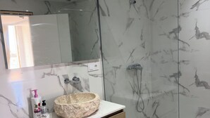 Hårføner, håndklær, såpe og toalettpapir