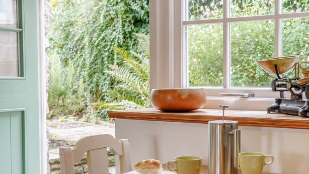 A wooden table with a bowl, a kettle, and two mugs. - 2 Bed in Crickhowell (oc-bn023) (Llangynidr)
