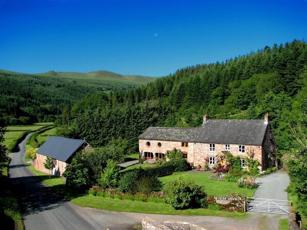 Exterior - 4 Bed in Brecon (oc-bn003) (Merthyr Tydfil)
