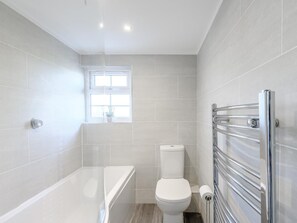 Bathroom - 4 Bed in Brockenhurst (oc-80420) (Brockenhurst)