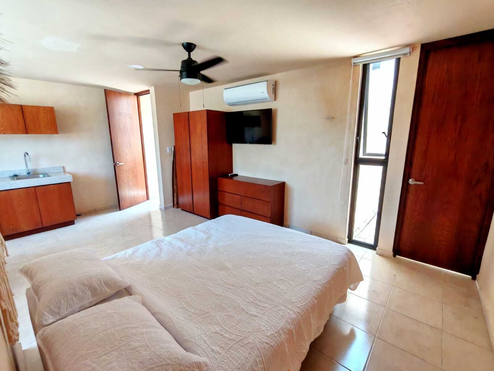 4 slaapkamers, een bureau, een strijkplank/strijkijzer, reisbedje
