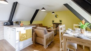 A loft-style apartment with a kitchen, dining area, and living room. - 2 Bed in Bideford (oc-80350) (Northam)