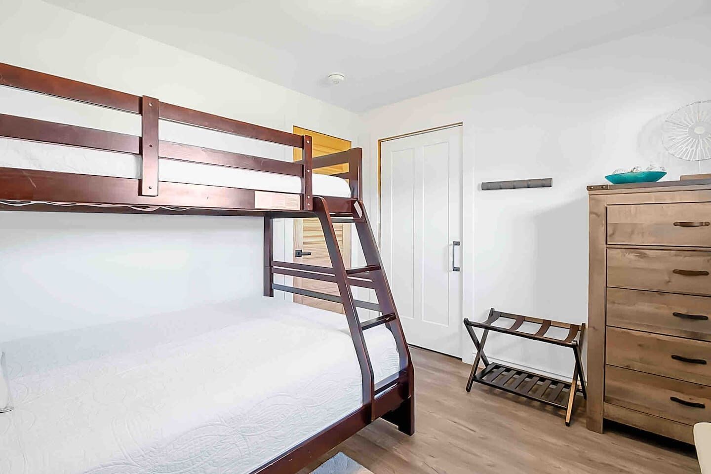 Iron/ironing board, internet, bed sheets
