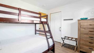 Iron/ironing board, internet, bed sheets