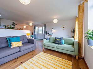 TV, fireplace - 2 Bed in Bude (oc-80589) (Poughill)