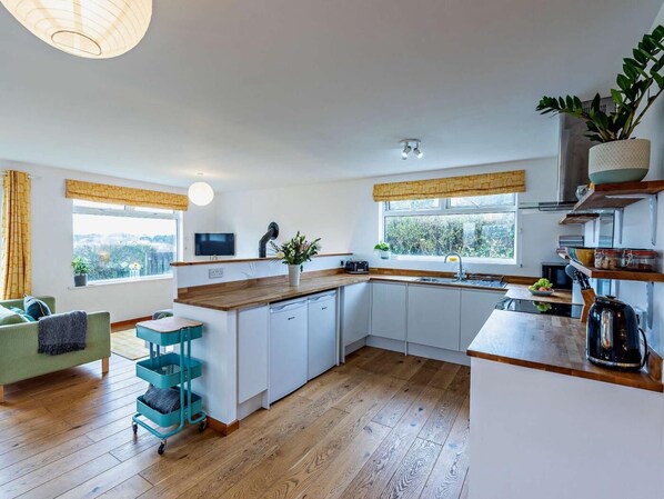 Microwave, oven, dishwasher, highchair - 2 Bed in Bude (oc-80589) (Poughill)