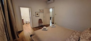 3 habitaciones, tabla de planchar con plancha y cuna de viaje 