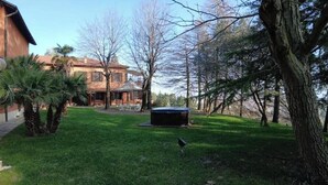 A residential property with a lawn, a hot tub, and a house in the background. - Corina's Place Bologna Villa (Bologna)