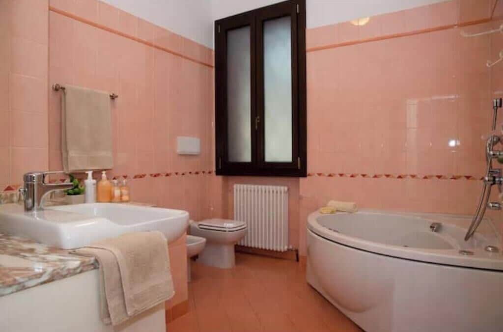 Doccia, vasca idromassaggio, asciugacapelli, bidet