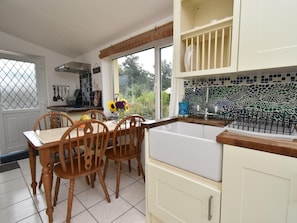 Oven, dishwasher, high chair, cookware/dishes/utensils - 3 Bed in Templeton (oc-fb045) (Kilgetty/Begelly)