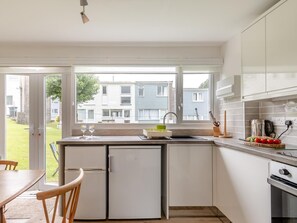 Oven, dishwasher, high chair, cookware/dishes/utensils - 2 Bed in Pembroke (oc-fb101) (Freshwater East)