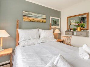 Travel cot, free WiFi, bed sheets - 2 Bed in Pembroke (oc-fb101) (Freshwater East)