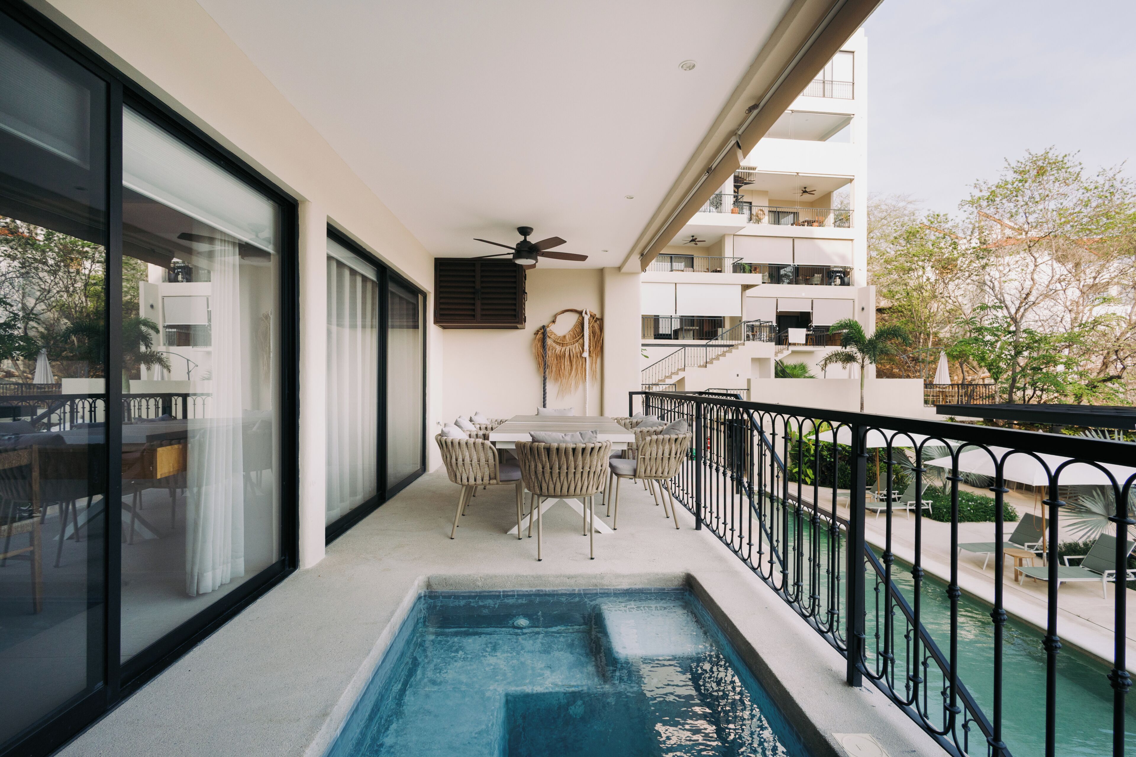 Deluxe-Apartment, eigener Pool | Speisen im Freien