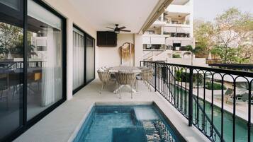 Deluxe-Apartment, eigener Pool | Speisen im Freien